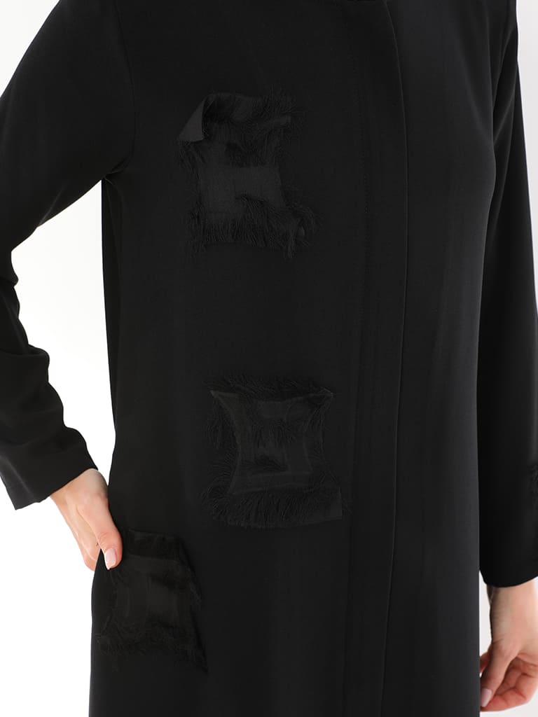 Crepe Abaya mit leichter Stickerei von der Brust