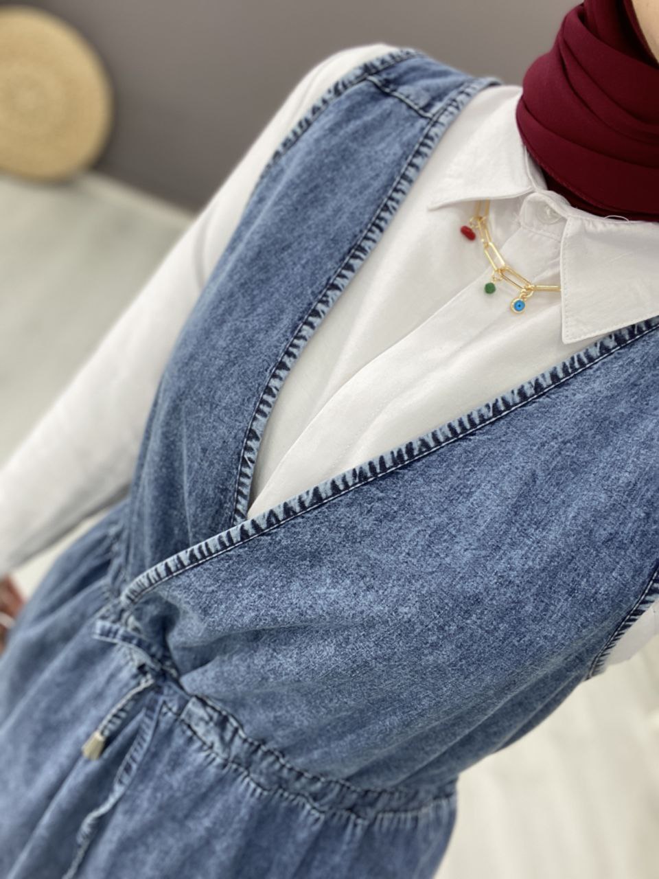 Ärmelloses Jeanskleid mit Hemd